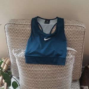 2/25 Nike crop top/sports bra